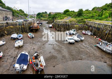 Amlwch, Großbritannien - 8. Juli 2022: Fischerboote vertäuten bei Ebbe im Hafen von Amlch in Nordwales Stockfoto