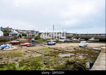 Cemaes, Großbritannien, 8. Juli 2022: Tiefstand im Hafen von Cemaes Bay auf der Insel Anglesey in Wales Stockfoto