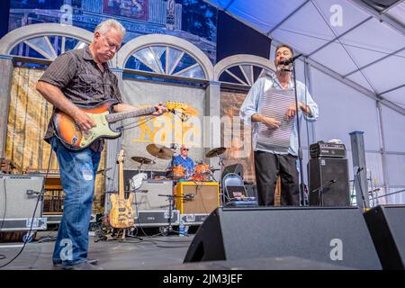 NEW ORLEANS, LA, USA - 2. MAI 2019: Andy Forest und seine Band treten beim New Orleans Jazz and Heritage Festival 2019 auf der Blues Tent Stage auf Stockfoto