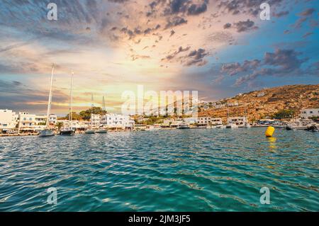 Ios, Griechenland. 28. Dezember 2010: Das wunderschöne Dorf Gialos oder Yialos auf der Insel iOS in Griechenland, dem Haupthafen der Insel. Stockfoto