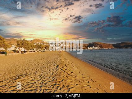 Ios, Griechenland. 28. Dezember 2010: Das wunderschöne Dorf Gialos oder Yialos auf der Insel iOS in Griechenland, dem Haupthafen der Insel. Stockfoto