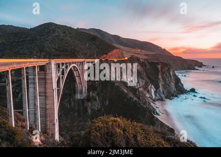 Eine wunderschöne Aufnahme eines Sonnenuntergangs über der Bixby Creek Bridge an der Küste von Big Sur in Kalifornien Stockfoto