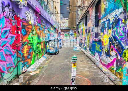 Street Art an einem bewölkten Tag auf der berühmten Hosier Lane im Zentrum von Melbourne, Victoria, Australien. Stockfoto