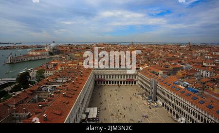 Eine Luftaufnahme des Markusplatzes gegen antike Gebäude in Venedig, Italien Stockfoto