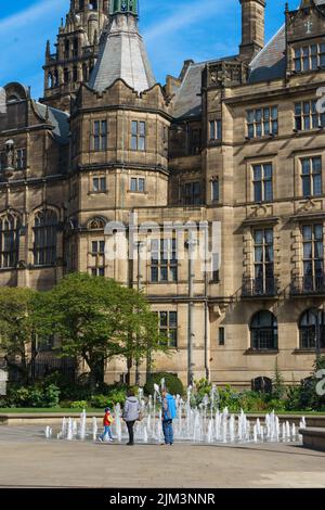 Eine vertikale Aufnahme der historischen Peace Gardens und des Town Hall in Sheffield, Yorkshire, Großbritannien Stockfoto