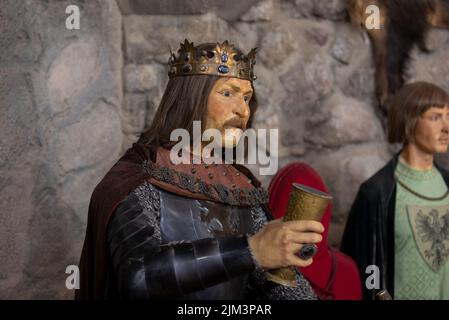 Die Mannequin-Puppe, die Herrscher und Diener auf der mittelalterlichen Festung Visegrad - Ungarn darstellt Stockfoto