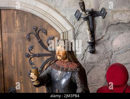 Die Mannequin-Puppe, die Herrscher und Diener auf der mittelalterlichen Festung Visegrad - Ungarn darstellt Stockfoto