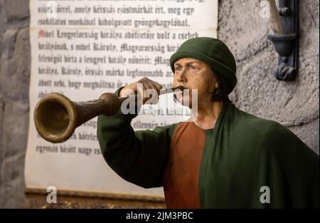 Die Mannequin-Puppe, die Herrscher und Diener auf der mittelalterlichen Festung Visegrad - Ungarn darstellt Stockfoto