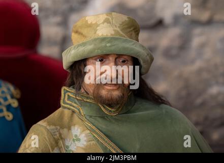 Die Mannequin-Puppe, die Herrscher und Diener auf der mittelalterlichen Festung Visegrad - Ungarn darstellt Stockfoto