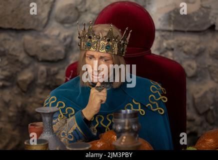 Die Mannequin-Puppe, die Herrscher und Diener auf der mittelalterlichen Festung Visegrad - Ungarn darstellt Stockfoto