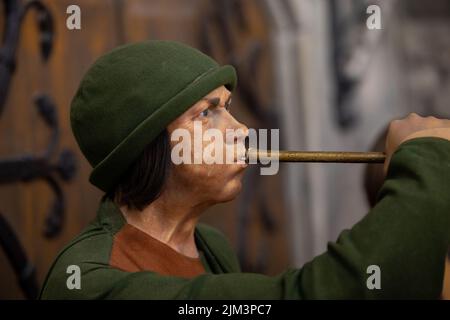 Die Mannequin-Puppe, die Herrscher und Diener auf der mittelalterlichen Festung Visegrad - Ungarn darstellt Stockfoto