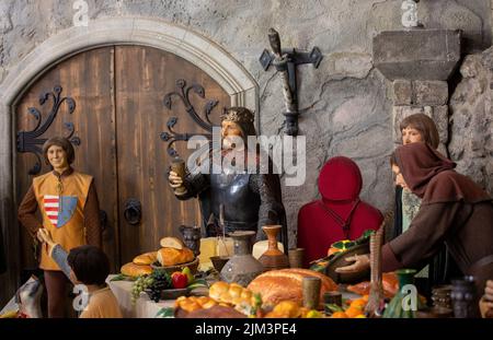 Die Mannequin-Puppe, die Herrscher und Diener auf der mittelalterlichen Festung Visegrad - Ungarn darstellt Stockfoto