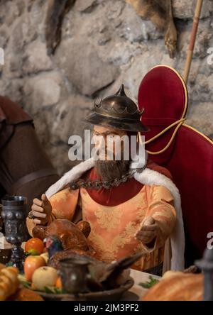 Die Mannequin-Puppe, die Herrscher und Diener auf der mittelalterlichen Festung Visegrad - Ungarn darstellt Stockfoto