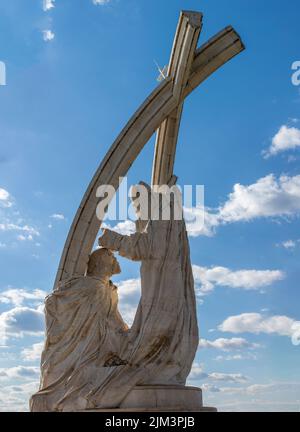 Eine vertikale Aufnahme des Krönungsdenkmals des ersten ungarischen Königs Stephan durch einen päpstlichen Gesandten, Esztergom, Ungarn Stockfoto