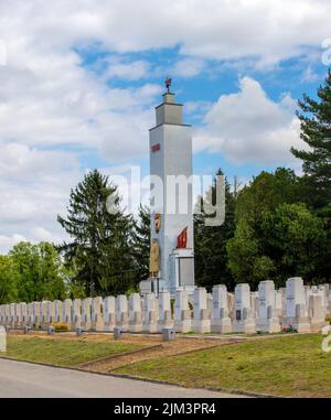 Eine vertikale Aufnahme des Denkmals für sowjetische Soldaten, die im Zweiten Weltkrieg auf dem Friedhof von Pecs - Ungarn getötet wurden Stockfoto
