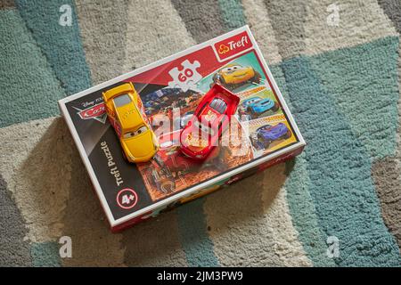 Eine Nahaufnahme der Mattel Cruz Ramirez und Lightning McQueen auf einem Trefl Disney Pixar Cars Puzzle. Stockfoto