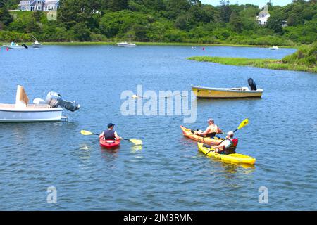 Kajakfahrer betreten Mill Pond Inlet in Chatham, Massachusetts, am Cape Cod, USA Stockfoto