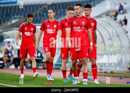 BELGRAD, SERBIEN - 4. AUGUST: Julio Pleguezuelo vom FC Twente, Mees Hilgers vom FC Twente während des dritten Qualifikationsrunden-Spiels der UEFA Europa Conference League zwischen FK Cukaricki und FC Twente im Stadion FK Partizan am 4. August 2022 in Belgrad, Serbien (Foto: Nicola Krstic/Orange Picturs) Stockfoto