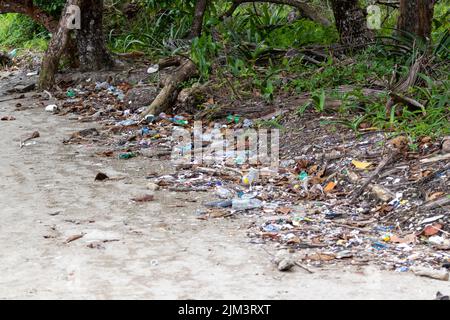 Jede Menge Plastikflaschen und anderer Müll, der den Strand verschmutzt. Präsentieren Sie ein Konzept gegen Umweltverschmutzung. Stockfoto