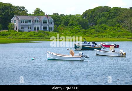 Eine Übersicht über Mill Pond Inlet mit neuem Zuhause in Chatham, Massachusetts, am Cape Cod, USA Stockfoto