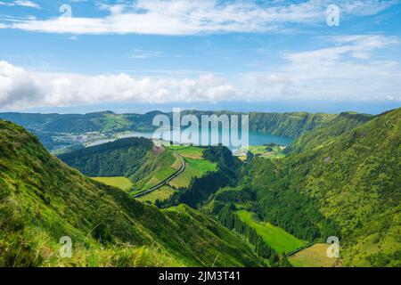 Eine Luftaufnahme der Lagoa das Sete Cidades Seen auf Sao Miguel Azoren Stockfoto