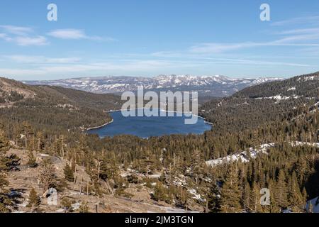 Eine Luftaufnahme des Donner Lake in hellem Sonnenlicht vor blauem Himmel in den Sierra Nevada Mountains, Kalifornien, USA Stockfoto