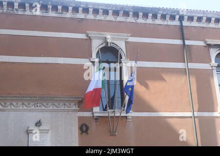 Italienische und EU-Flagge in Venedig Stockfoto
