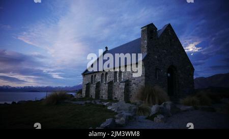 Eine schöne Aufnahme der Kirche des Guten Hirten in Lake Tekapo, Neuseeland mit lila bewölktem Himmel Stockfoto
