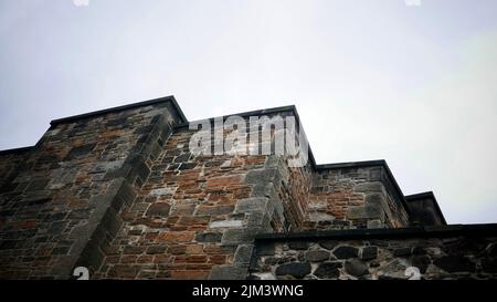 Eine Aufnahme der Flodden Wall, einem historischen Wahrzeichen in Edinburgh, Schottland, mit einem hellen Himmel Stockfoto