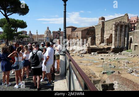 Rom, Italien. 04. August 2022. Touristen in Rom, Italien am 4. August 2022. (Foto: Elisa Gestri/Sipa USA) Quelle: SIPA USA/Alamy Live News Stockfoto