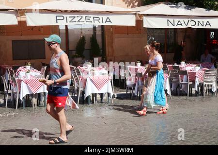 Rom, Italien. 04. August 2022. Touristen in Rom, Italien am 4. August 2022. (Foto: Elisa Gestri/Sipa USA) Quelle: SIPA USA/Alamy Live News Stockfoto