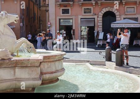 Rom, Italien. 04. August 2022. Touristen in Rom, Italien am 4. August 2022. (Foto: Elisa Gestri/Sipa USA) Quelle: SIPA USA/Alamy Live News Stockfoto