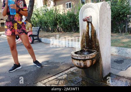 Rom, Italien. 04. August 2022. Touristen in Rom, Italien am 4. August 2022. (Foto: Elisa Gestri/Sipa USA) Quelle: SIPA USA/Alamy Live News Stockfoto