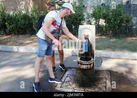 Rom, Italien. 04. August 2022. Touristen in Rom, Italien am 4. August 2022. (Foto: Elisa Gestri/Sipa USA) Quelle: SIPA USA/Alamy Live News Stockfoto