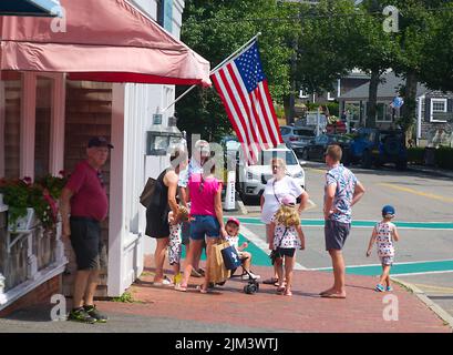 Touristen entlang der Main Street in der Innenstadt von Chatham, Massachusetts, am Cape Cod, USA Stockfoto