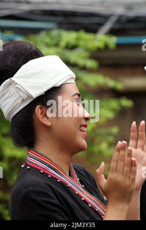 BANGKOK, THAILAND - 10. MÄRZ 2018 Kopf- und Schulterporträt einer jungen Frau, die traditionellen Tanz mit Make-up macht Stockfoto