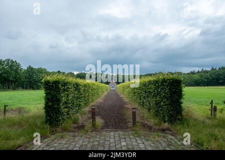 Westmalle, Antwerpen, Belgien, 25. juni 2022, Kapelle des heiligen Bernhard, sint bernarduskapel, in neoromanischem Architekturstil, in der Nähe des Abys der Trappisten von Westmalle, berühmt für die braune und blonde Bierbrauerei. Hochwertige Fotos Stockfoto