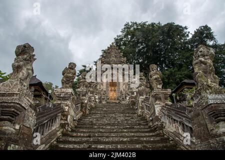 Eine Treppe führt zum Hindu-Tempel von Pura Kehen in Bali, Indonesien Stockfoto