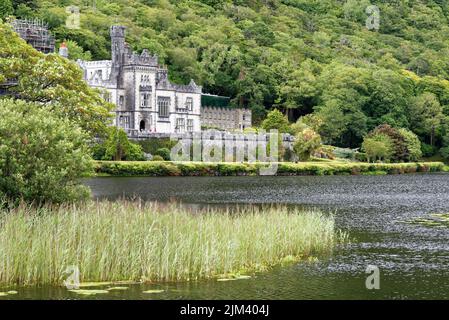 Eine wunderschöne Aufnahme von Kylemore Abbey & Victorian Walled Garden mit einem See Stockfoto