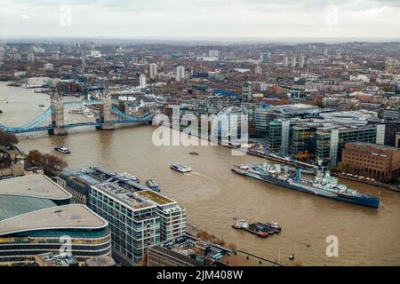 Blick von oben auf eines der begehrtesten Wahrzeichen Londons, die Tower Bridge Stockfoto