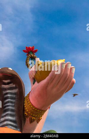 Eine vertikale Aufnahme der Statue von Ganesha im Prong Arkad Tempel in Amphoe Bang Nam Priao. Chachoengsao, Thailand. Stockfoto