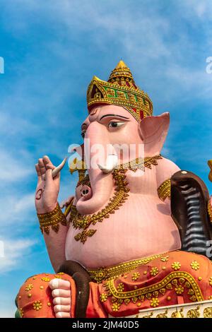 Eine vertikale Aufnahme der Statue von Ganesha im Prong Arkad Tempel in Amphoe Bang Nam Priao. Chachoengsao, Thailand. Stockfoto