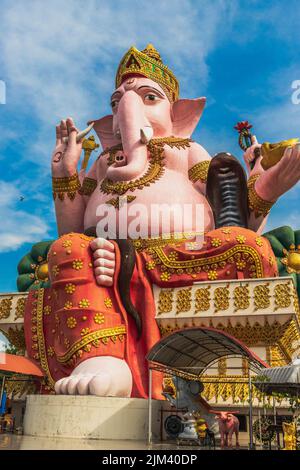 Eine vertikale Aufnahme der Statue von Ganesha im Prong Arkad Tempel in Amphoe Bang Nam Priao. Chachoengsao, Thailand. Stockfoto