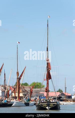 Wasserstoff, historische Themse, die Barge segelt, in Richtung Maldon Hythe Quay auf dem Fluss Blackwater, Maldon, Essex, Großbritannien. Hohe Masten von Segelkähne Stockfoto