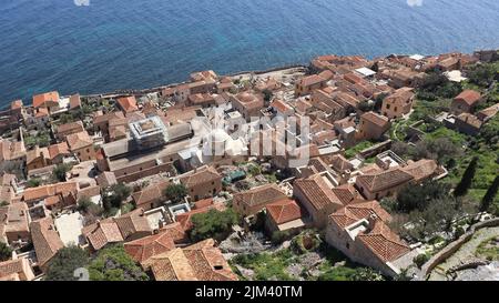 Luftaufnahme von Häusern und dem Meer in Monemvasia, Griechenland Stockfoto