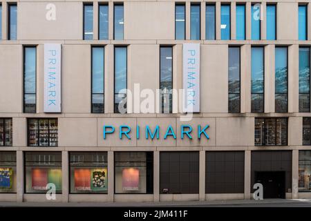 Kiel, Deutschland, März 29 2022, vor dem Primart-Laden. Primark-Logo und -Zeichen. Primark ist ein internationaler Bekleidungshändler Stockfoto