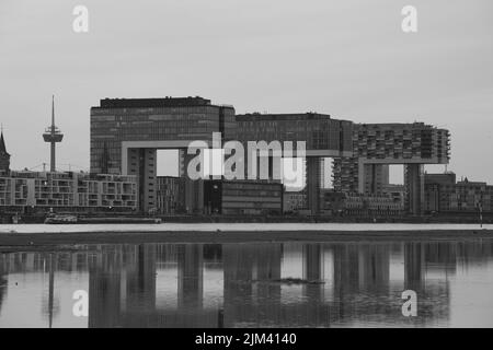 Rheinufer in köln mit Blick auf die berühmten Häuser namens kranhaeuser , den rheinauhafen, in der Dämmerung, Schwarz-Weiß-Foto Stockfoto