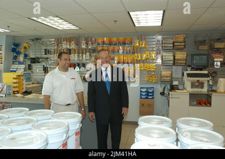Büro des Sekretärs - SEKRETÄR DONALD EVANS MIT DEM VORSITZENDEN RICH CROTTY Stockfoto