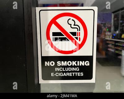 Augusta, GA USA - 04 27 22: Rauchverbot an einer Glastür Stockfoto