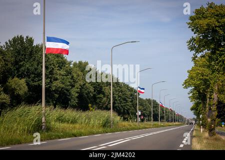 Auf dem Kopf stehende niederländische Flaggen hängen an Häusern und Laternenpfosten im ganzen Land, aus Protest gegen die Regierungspolitik, die kaufen oder enteignen will Stockfoto